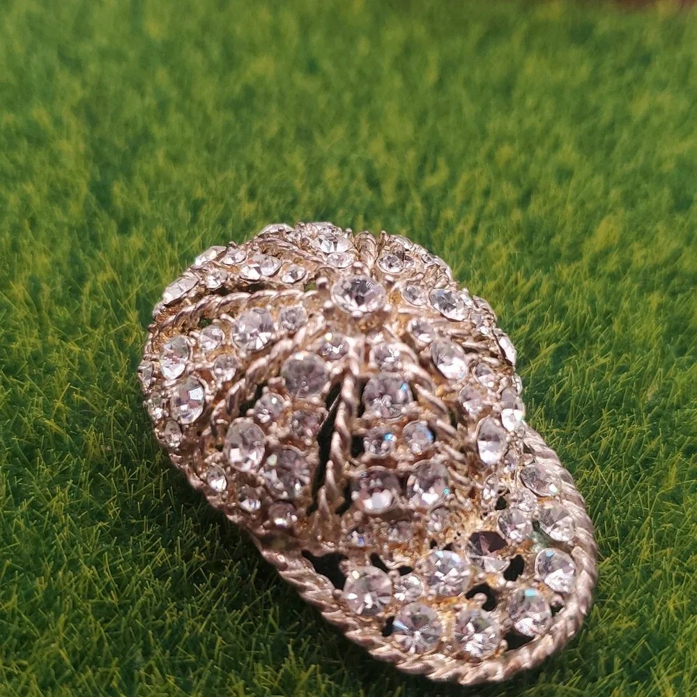 Rhinestone Baseball Jockey Brooch‎ Elegant Silver Tone Crystal Brooch B450